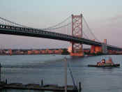 01bargebridge3.jpg (407786 bytes)